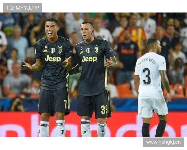 VAR回看流程全解析:裁判如何精准还原争议判罚 VAR回看流程全解析:裁判如何精准还原争议判罚